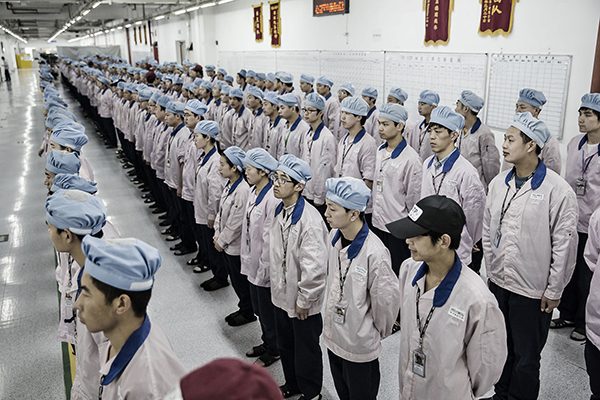 visite-a-linterieur-de-lusine-top-secrete-ou-sont-assembles-les-iphones_2