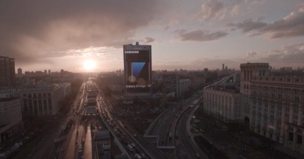 gigantesque-galaxy-s7-edge-surplombe-moscou-video