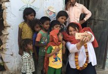 Lisa Jackson visite le Barefoot College en Inde, après un don d’iPad et Mac