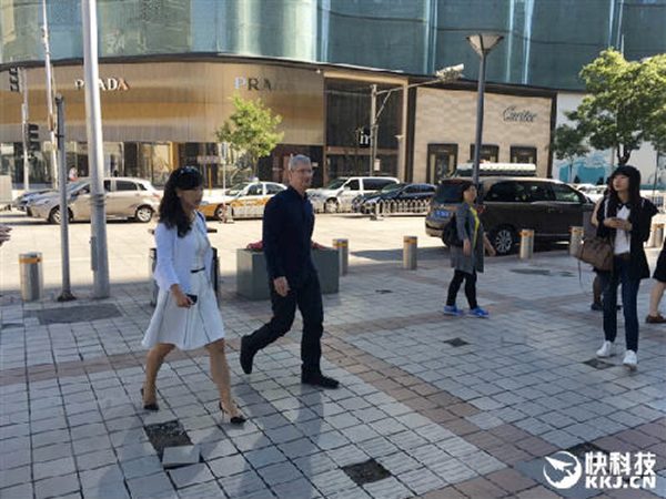 tim-cook-et-la-presidente-de-didi-chuxing-visitent-lapple-store-de-beijing