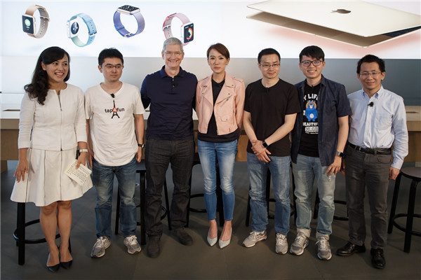 tim-cook-et-la-presidente-de-didi-chuxing-visitent-lapple-store-de-beijing_1