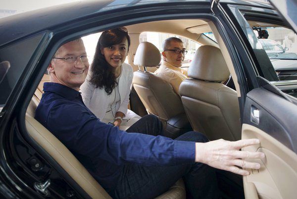 tim-cook-et-la-presidente-de-didi-chuxing-visitent-lapple-store-de-beijing_3