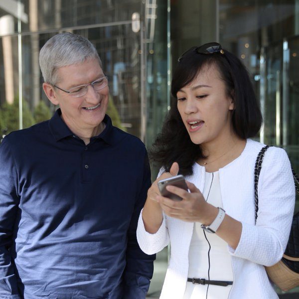 tim-cook-et-la-presidente-de-didi-chuxing-visitent-lapple-store-de-beijing_4