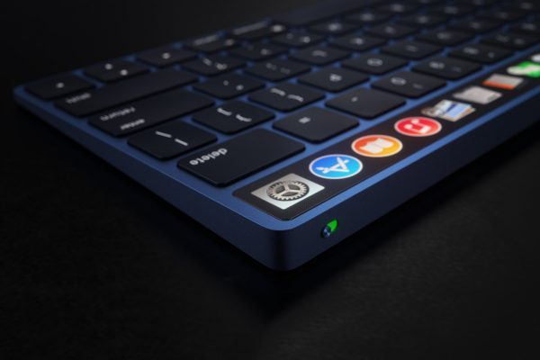 la-barre-oled-apparait-sur-un-concept-du-magic-keyboard_3
