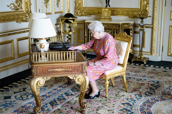 meme-reine-elizabeth-ii-tweete-ipad-royal