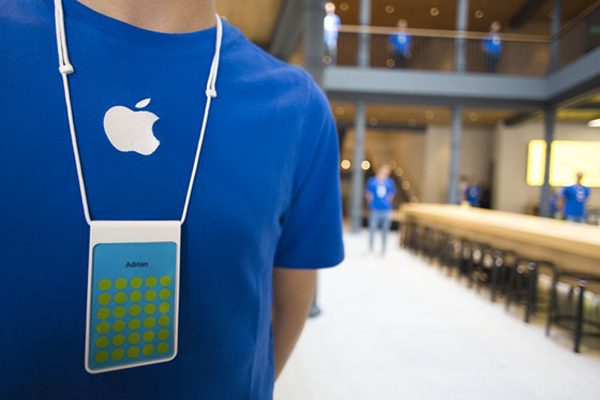 un-homme-deguise-en-employe-apple-commet-un-vol-en-apple-store