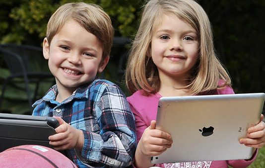 Étude : trop jouer sur iPad aurait une incidence sur le développement des muscles et des os des enfants