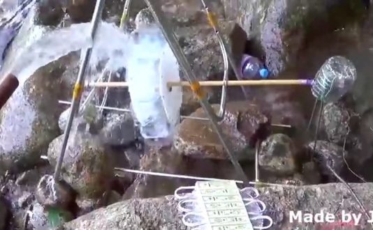 Insolite : un chargeur hydroélectrique pour iPhone avec des bouteilles en plastique et de la bidouille