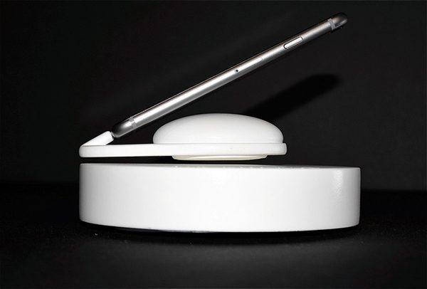 air-charge-une-station-de-charge-en-levitation-pour-iphone-7-plus