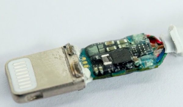 iphone-7-demontage-petit-adaptateur-lightning-apple