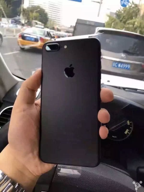 premier-deballage-de-liphone-7-noir-de-jais-de-liphone-7-plus-noir