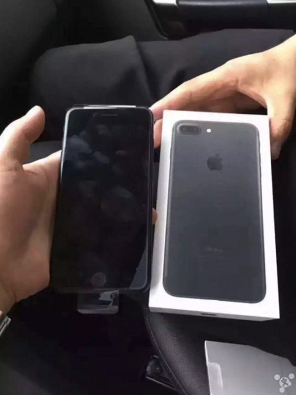 premier-deballage-de-liphone-7-noir-de-jais-de-liphone-7-plus-noir_2
