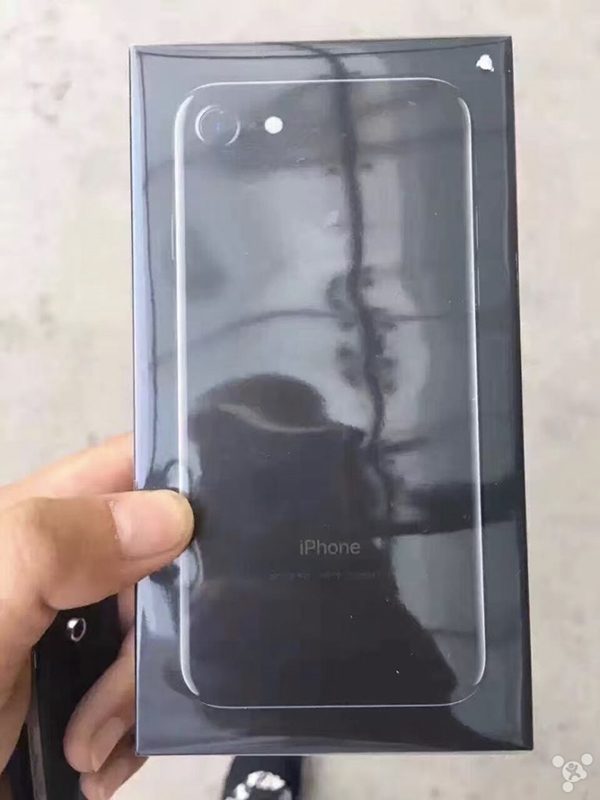 premier-deballage-de-liphone-7-noir-de-jais-de-liphone-7-plus-noir_7