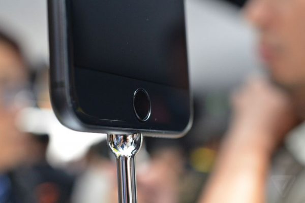 premiere-prise-main-iphone-7-7-plus