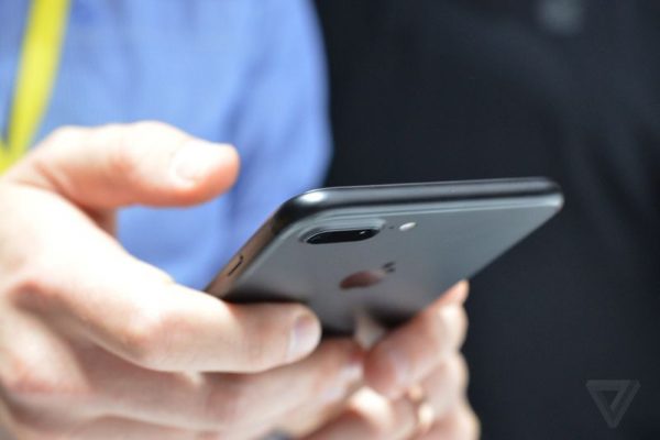 premiere-prise-main-iphone-7-7-plus_2