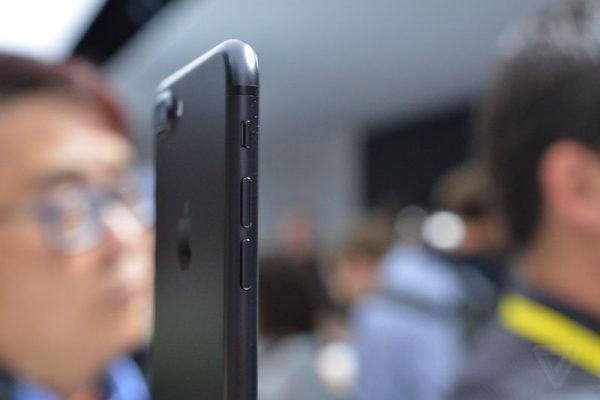 premiere-prise-main-iphone-7-7-plus_3