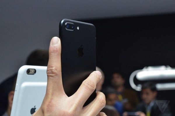 premiere-prise-main-iphone-7-7-plus_5