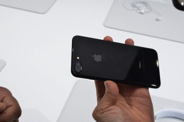 premiere-prise-main-iphone-7-7-plus_6