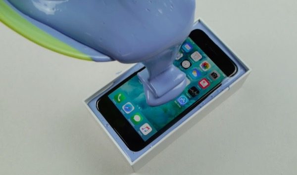 iphone-7-survivra-t-il-a-une-immersion-dans-du-silicone-video