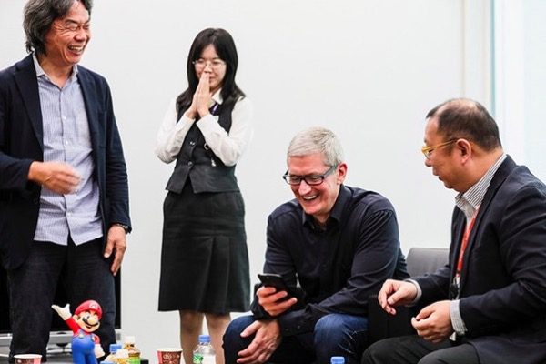 tim-cook-rencontre-shigeru-miyamoto-a-meme-jouer-a-super-mario-run