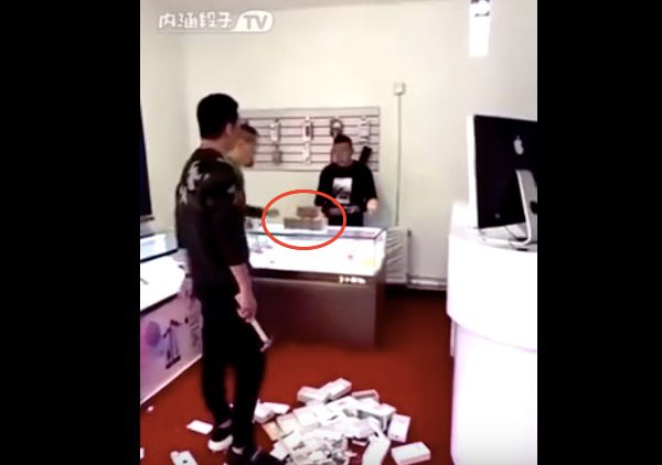 boutique-apple-saccagee-marteau-chine-video_2