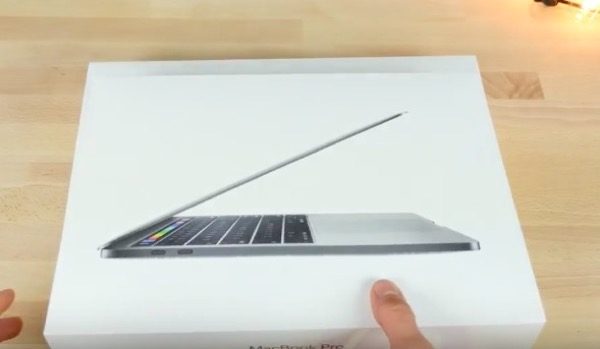 deballage-video-macbook-pro-13-15-touch-bar