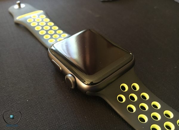 presentation-de-protection-decran-apple-watch-2-1-invisibleshield-hd