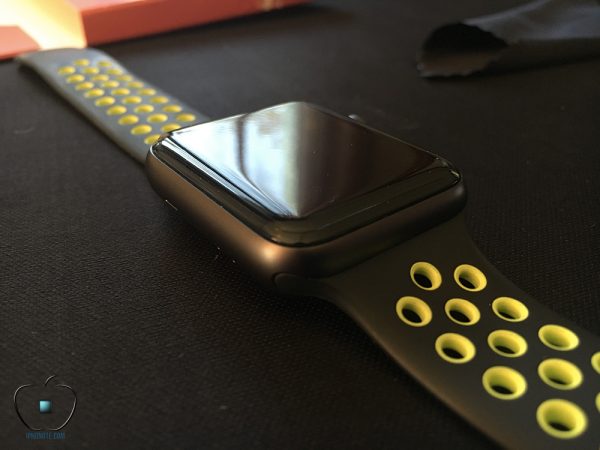 presentation-de-protection-decran-apple-watch-2-1-invisibleshield-hd_3