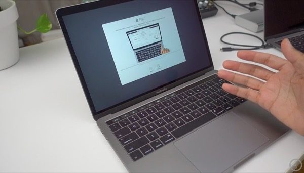 prise-main-macbook-pro-13-touch-bar