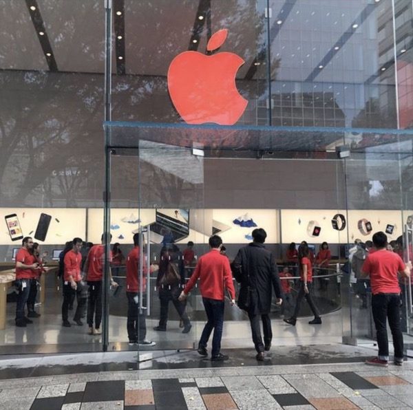 les-apple-store-passent-au-rouge-pour-la-journee-de-lutte-contre-le-sida_2