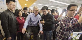 Tim Cook en visite en Chine pour conquérir le marché local.
