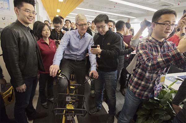 Tim Cook en visite en Chine pour conquérir le marché local.