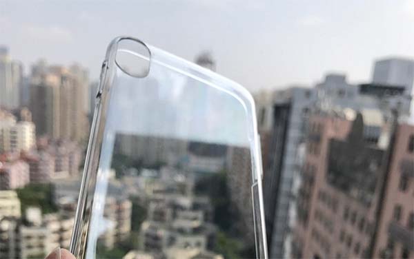 iPhone 8 : la première coque de protection avec une découpe à la verticale pour l'APN