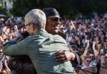 #GAAD, Stevie Wonder en concert sur le campus d'Apple