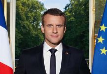 Emmanuel Macron avec ses 2 iPhone sur le portrait officiel ! [Vidéo]