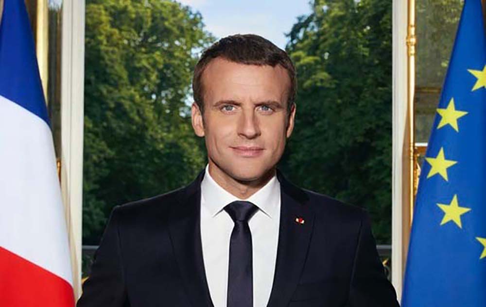 Emmanuel Macron avec ses 2 iPhone sur le portrait officiel ! [Vidéo]