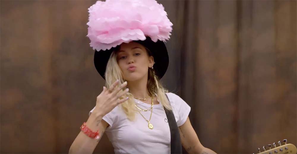 carpool-karaoke-miley-cyrus Apple publie deux nouveaux spots de Carpool Karaoke avec Miley Cyrus et Queen Latifah