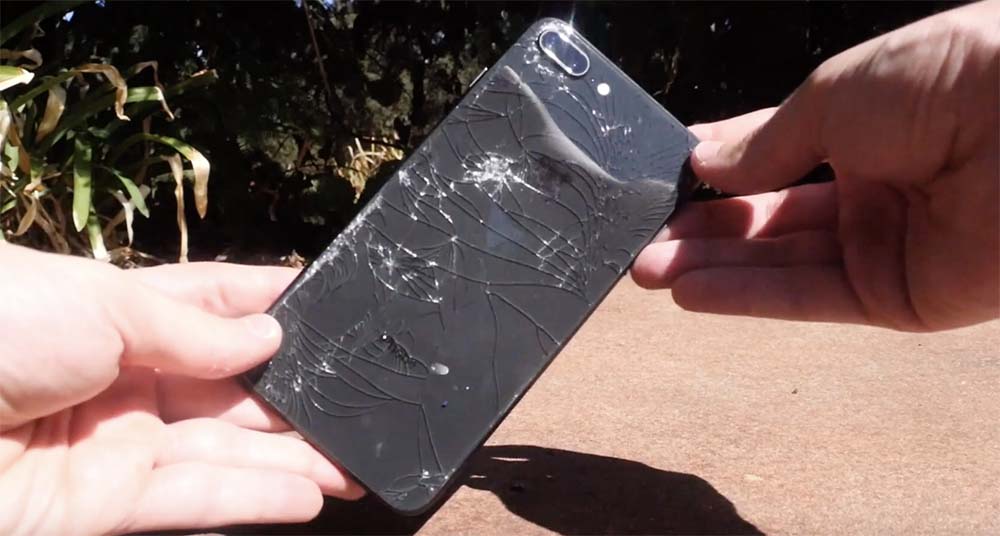 iPhone 8 / 8 Plus : une seule chute suffit à briser la glace !