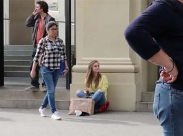Une YouTubeuse fait la manche devant un Apple Store pour acheter l’iPhone X Une YouTubeuse fait la manche devant un Apple Store pour acheter l'iPhone X