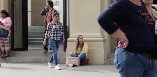 Une YouTubeuse fait la manche devant un Apple Store pour acheter l'iPhone X