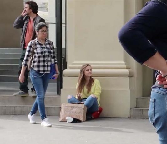 Une YouTubeuse fait la manche devant un Apple Store pour acheter l’iPhone X Une YouTubeuse fait la manche devant un Apple Store pour acheter l'iPhone X