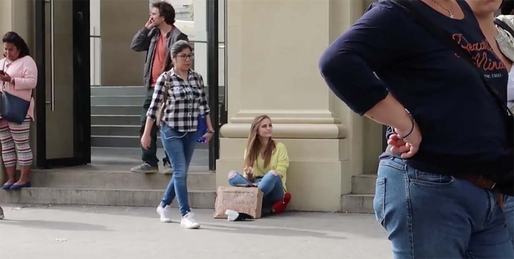 Une YouTubeuse fait la manche devant un Apple Store pour acheter l'iPhone X