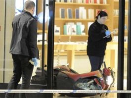 Londres : 5 scooters-béliers ont défoncé la vitrine de l’Apple Store Regent Street Londres : 5 scooters-béliers ont défoncé la vitrine de l'Apple Store Regent Street