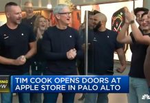 Tim Cook, présent à l’Apple Store de Palo Alto pour le lancement des iPhone XS