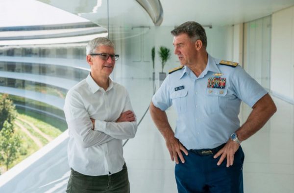 Tim Cook et Karl Schultz à l'Apple Park