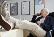 Le comédien Larry David en responsable de l’App Store dans une vidéo jamais diffusée larry david app store