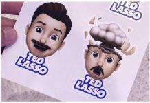 Les stickers Ted Lasso arrivent dans les Apple Store stickers ted lasso
