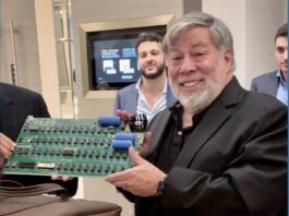 Steve Wozniak dédicace un Apple I de 1976 wozniak autographe apple i