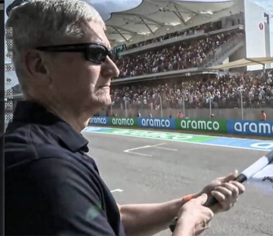 Tim Cook agite le drapeau à damier au GP des États-Unis de Formule 1 tim cook gp usa formule 1