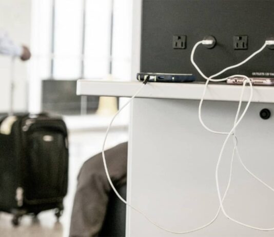 FBI : Risque de malware sur iPhone, attention aux ports USB publics iphone usb c malware